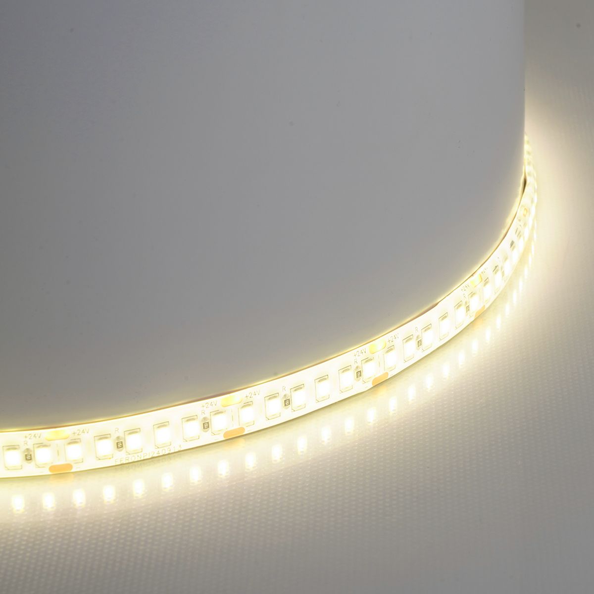 фото светодиодная лента feron ls512 16w/m 180led/m 2835smd 3000к 5m 51825 | 220svet.ru